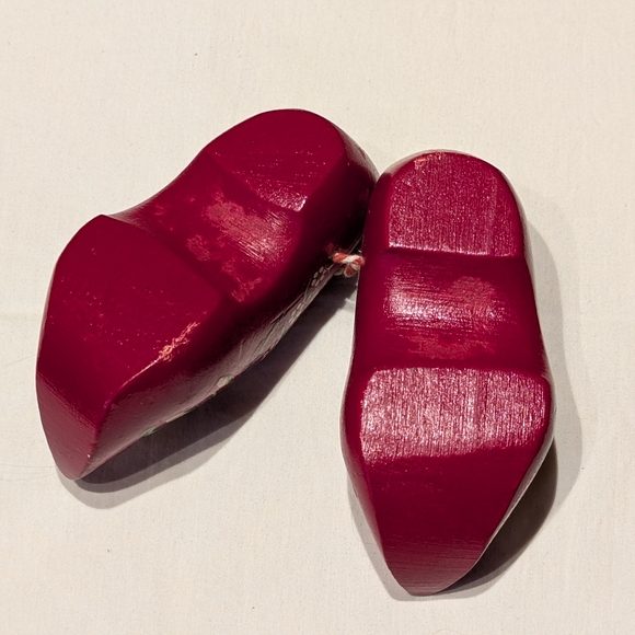 Hunnick Dutch Souvenir Set: Ceramic Trivet Tile and Painted Wooden Shoes - Picture 6 of 6